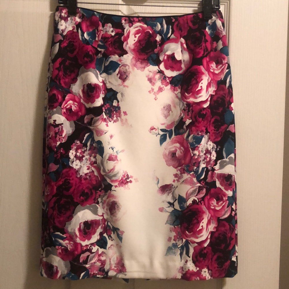 HP🎉 WHBM pencil skirt, size 6